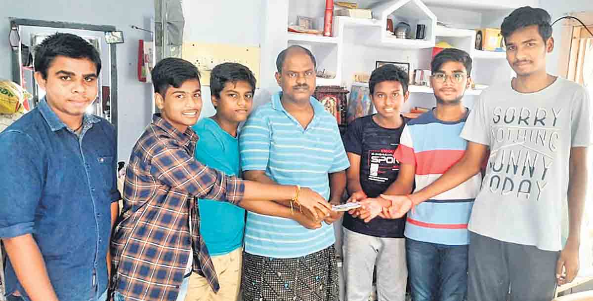 Khammam: Students come to the rescue of classmate’s ailing father