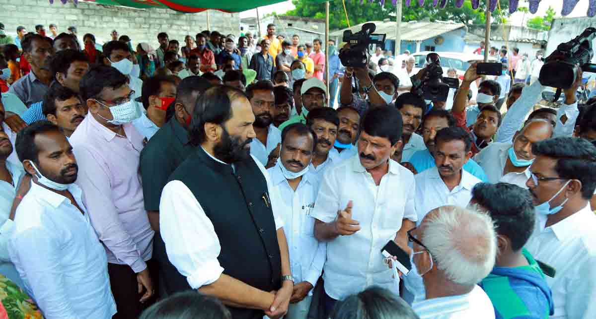 Check belt shops in State: Uttam Kumar Reddy