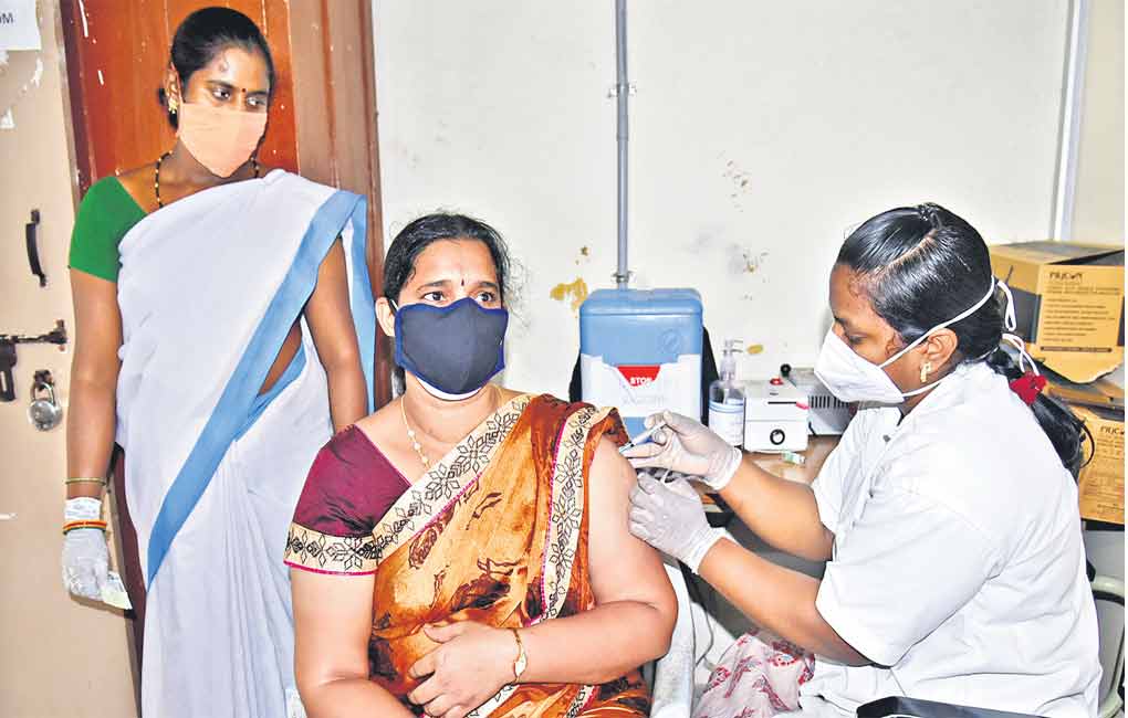 Special drive to vaccinate 3 lakh/day: CM KCR