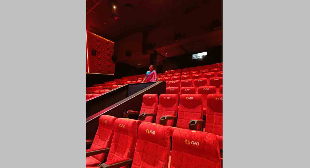 Vijay Deverakonda does mom proud, dedicates theatre to her on birthday