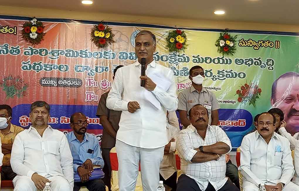 Harish Rao promises Rs 30 crore to weavers’ thrift fund