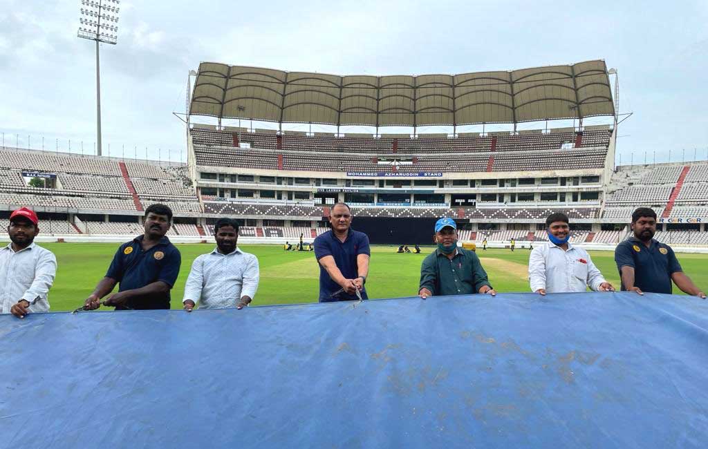 When Azharuddin helped ground staff to cover the pitch