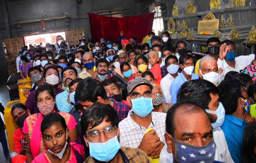Yadadri witnesses huge rush of devotees on Sunday