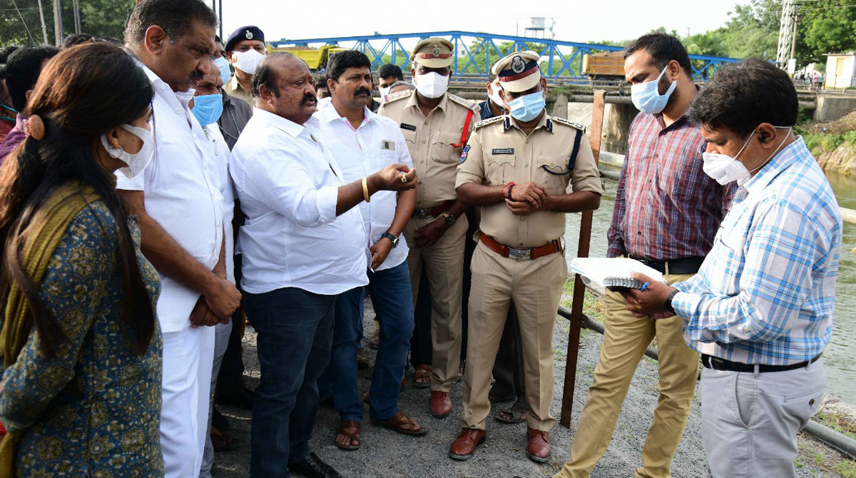 Karimnagar: Gangula inspects Ganesh immersion points