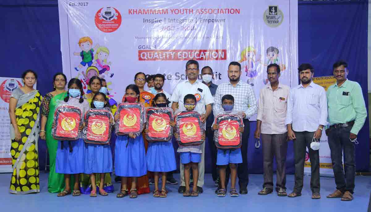 Khammam: NGO donates schools kits to students