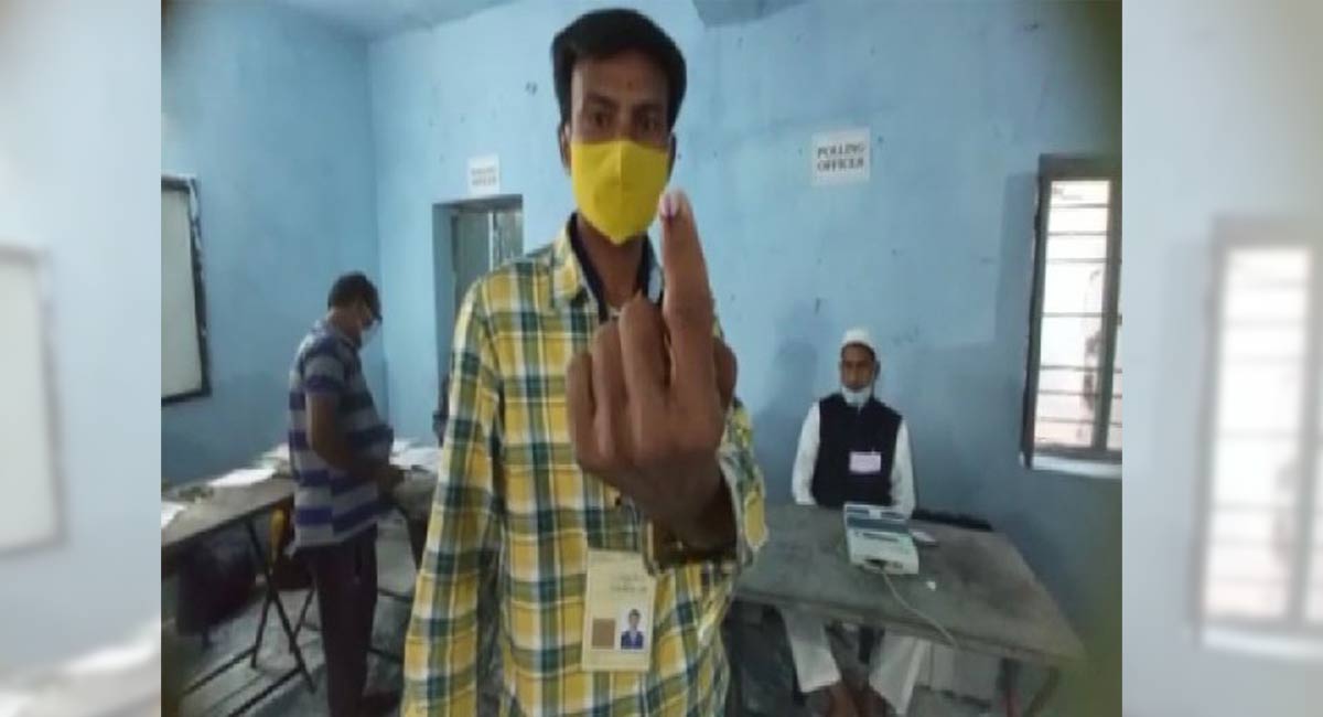 33.27 per cent polling till 11 am in Huzurabad Assembly bye-elections