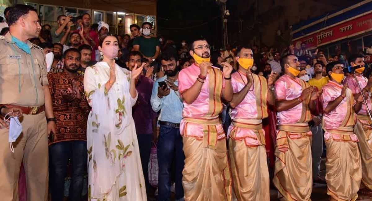 Actor Pooja Hegde seeks divine blessings in Varanasi