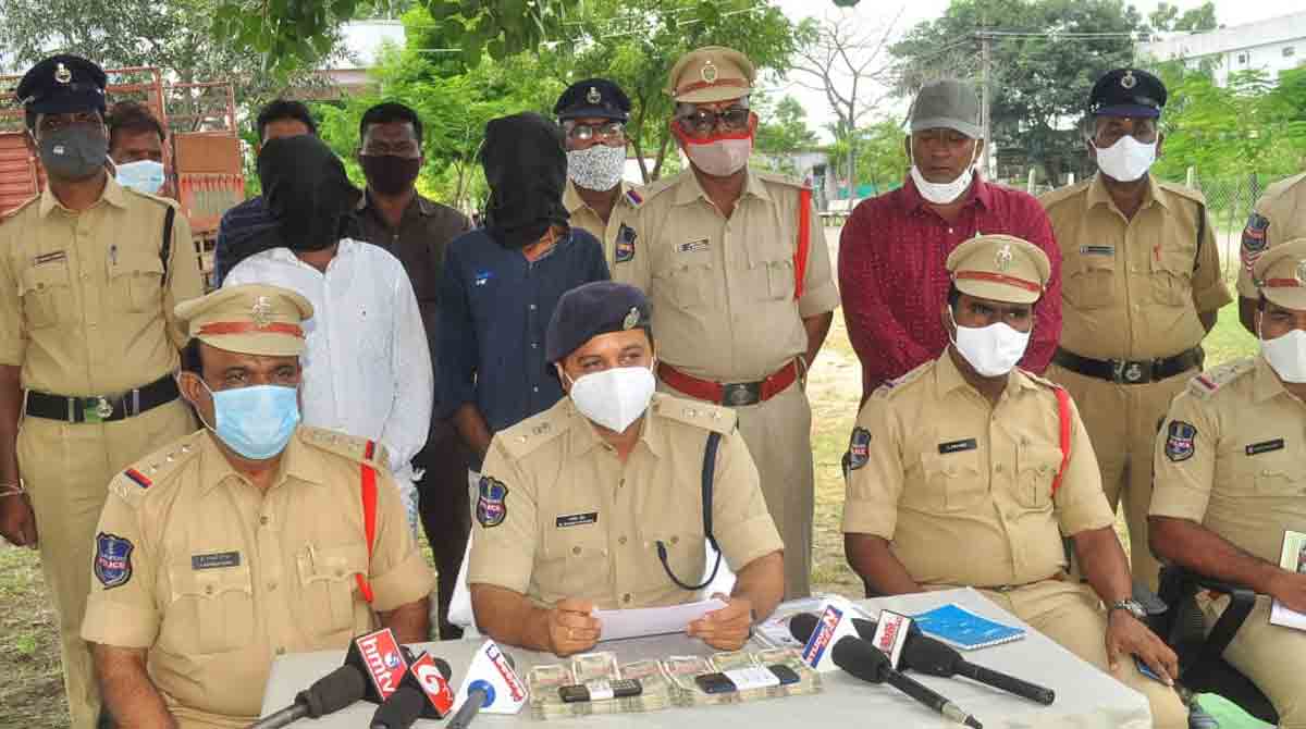 Pseudo IFoS officer held in Adilabad