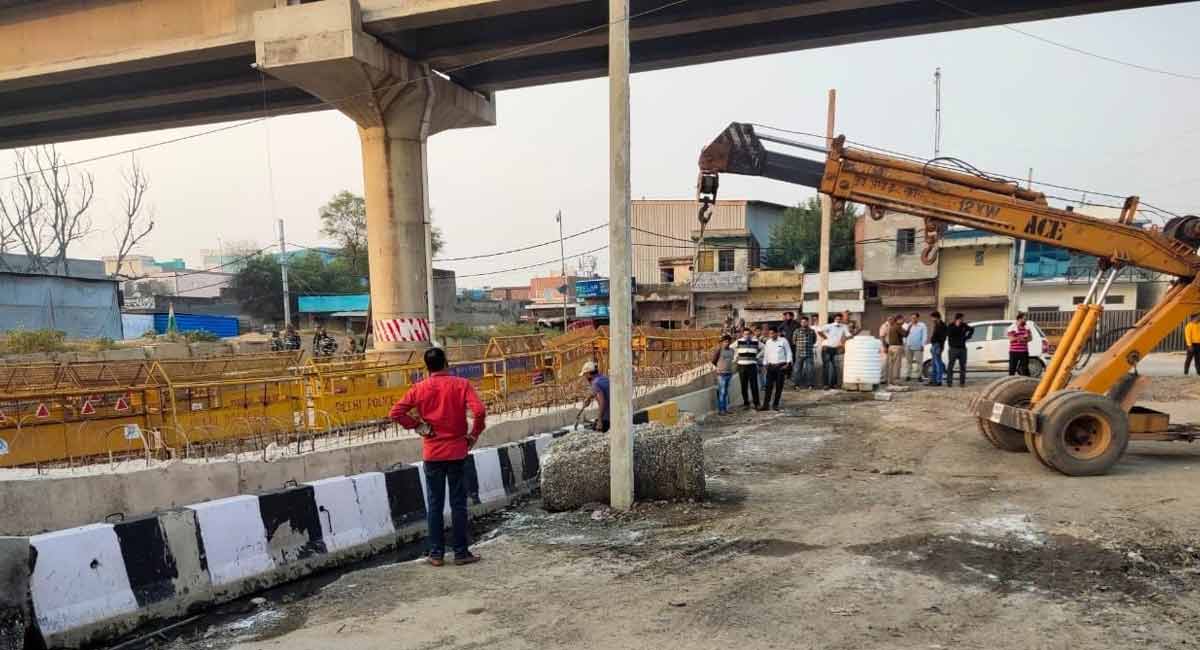 After 11 months, barricades being removed from Gazipur, Tikri borders