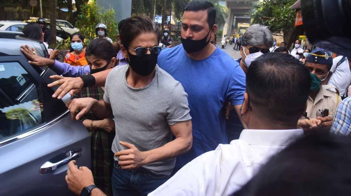 Ahead of HC bail plea, Shah Rukh Khan meets Aryan in Arthur Road Jail