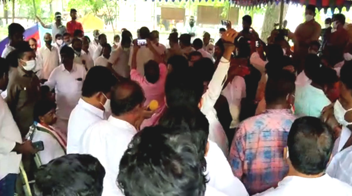 TRS, Congress spar over Kalyana Lakshmi cheques