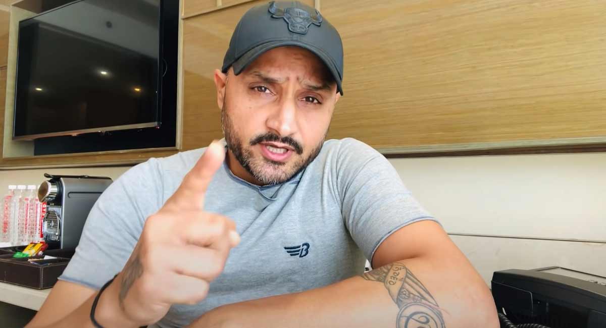 Harbhajan reminds Amir of his match-fixing no-ball
