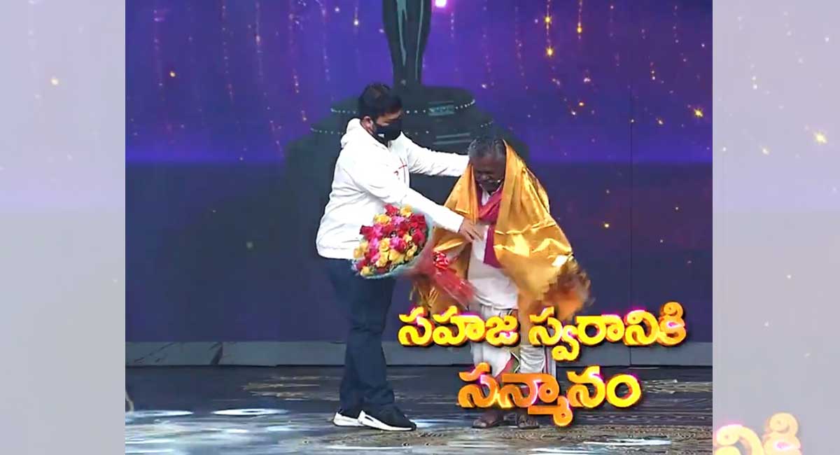 ‘Bheemla Nayak’ composer Thaman felicitates folk singer Mogulaiah