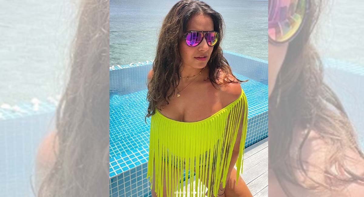 Bipasha Basu’s neon bikini avatar raises temperatures-Telangana Today