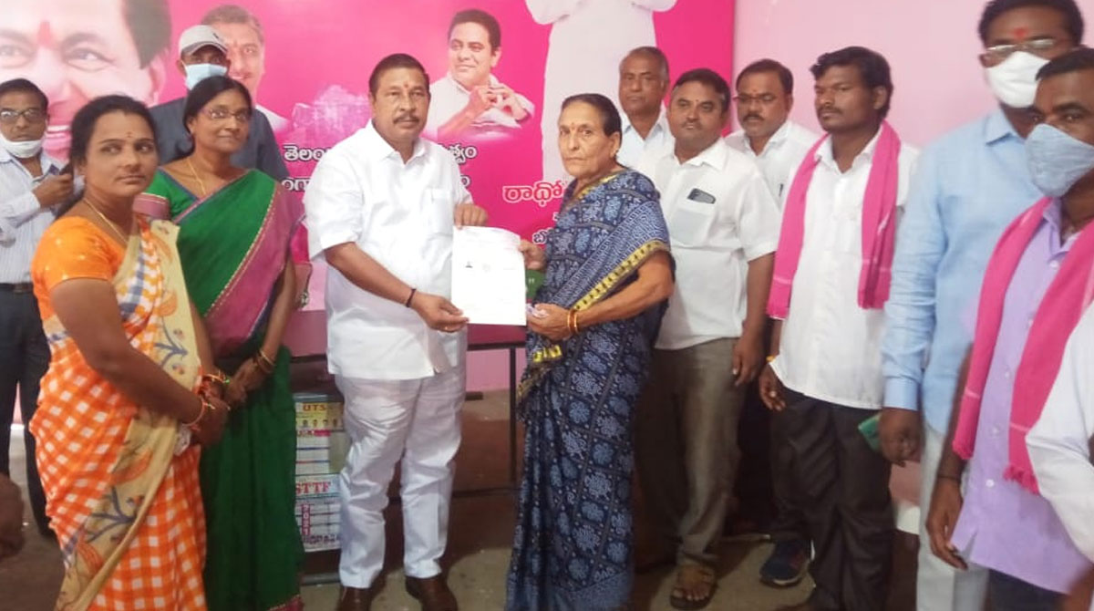 MLA Bapu Rao hands over CMRF cheques worth Rs 6.67 lakh