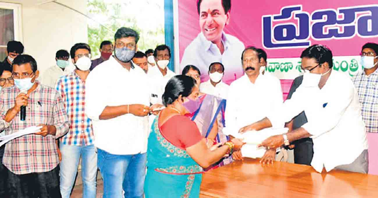 Khammam: 32 beneficiaries get aid from CMRF