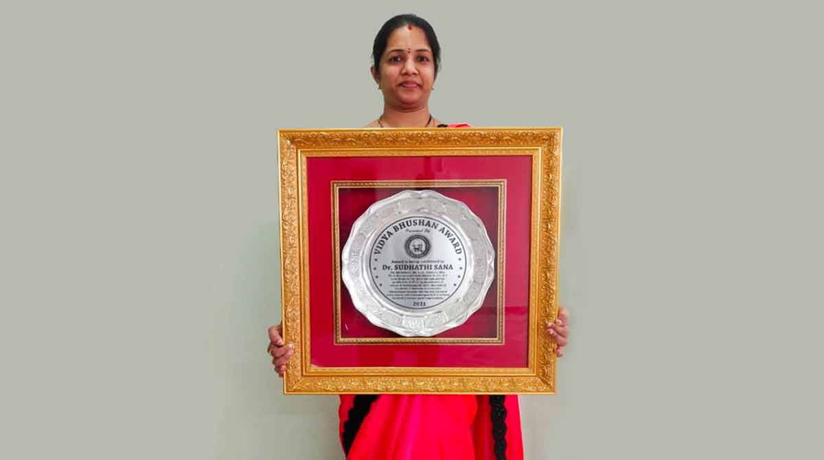 Mancherial: School correspondent gets Vidya Bhushan Award
