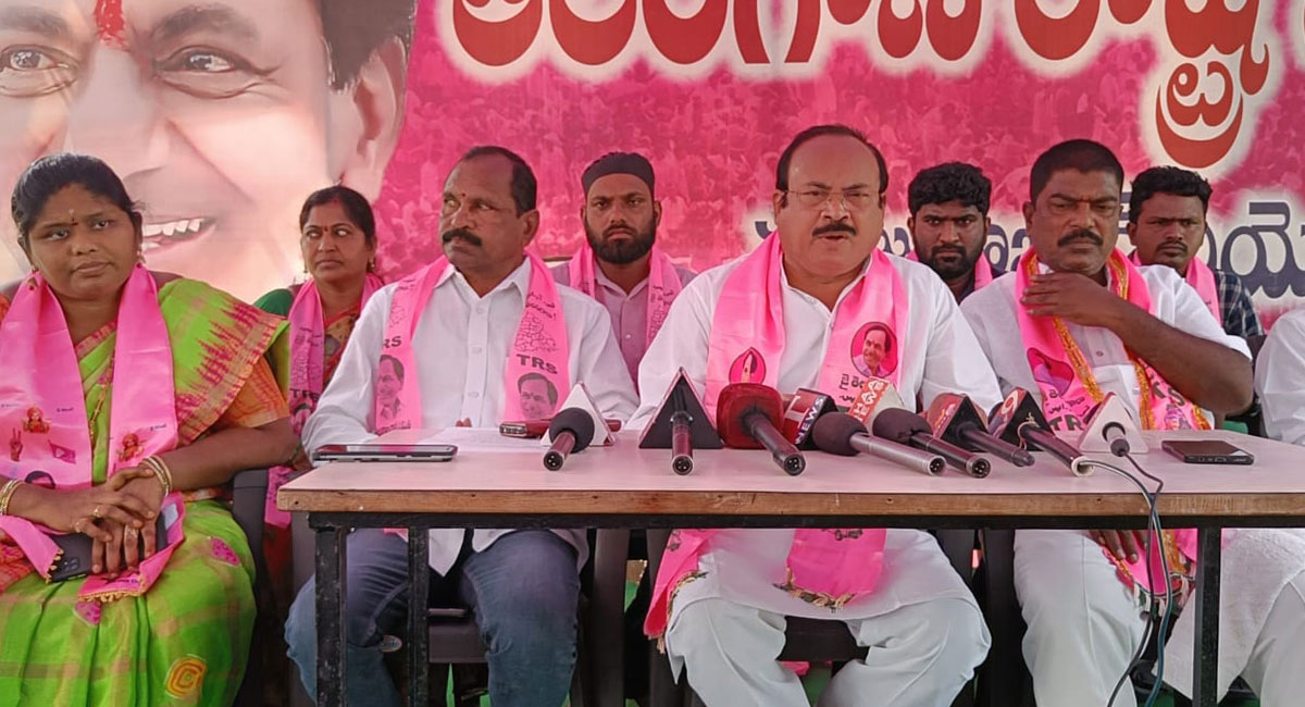 Rajender trying to win by-pol using illegal money power: Peddireddy