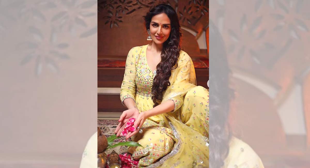 Esha Deol Takhtani pays a colorful tribute to 9 colours of Navratri
