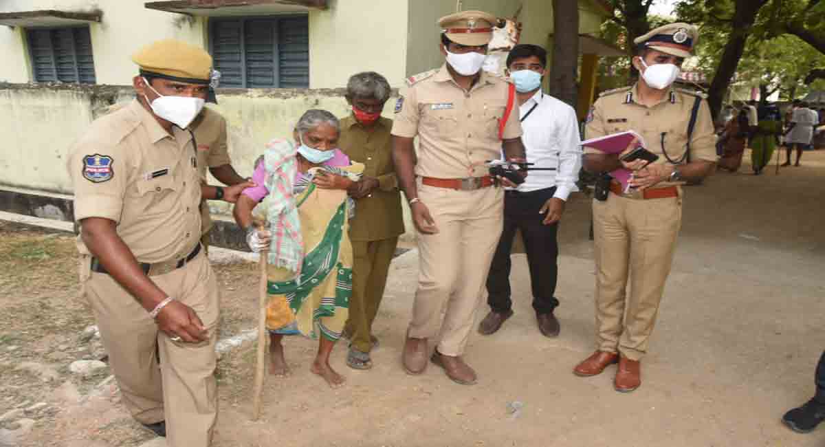 Friendly policing: Warangal CP helps elderly woman reach right polling booth