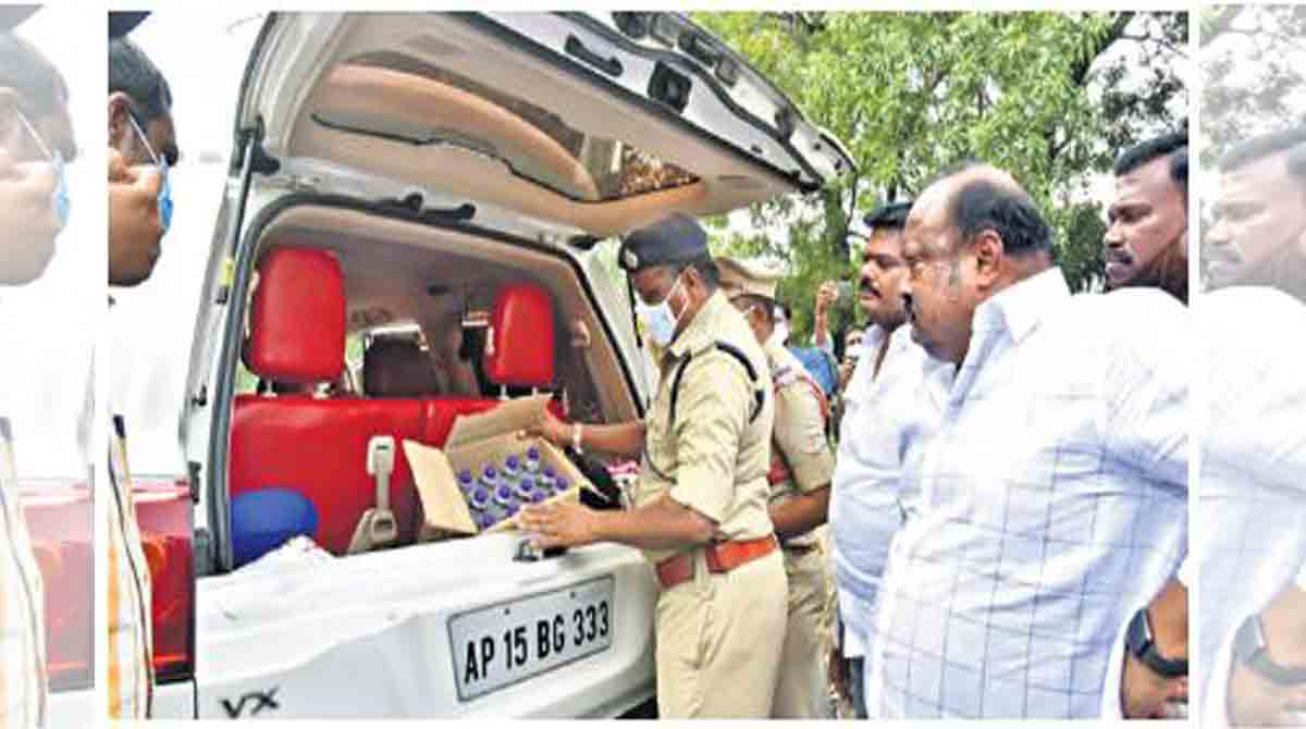 Police check vehicles of Harish Rao, Gangula Kamalakar
