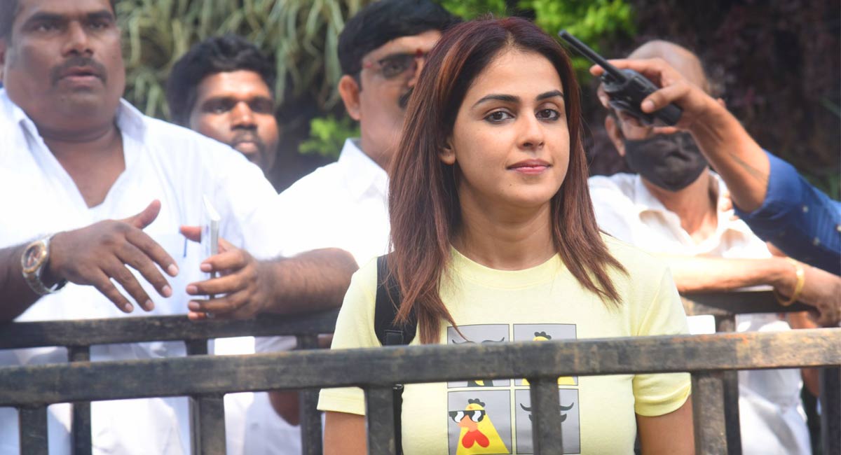 Genelia flies down to Hyderabad, says good person will win in MAA polls 