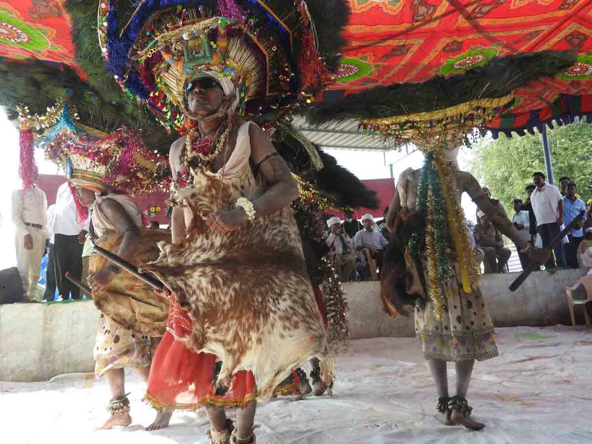 Tribals make a beeline to Gudirevu in Mancherial