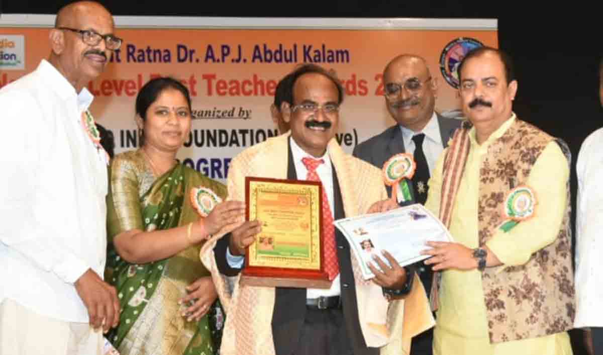 Mancherial teacher receives national award