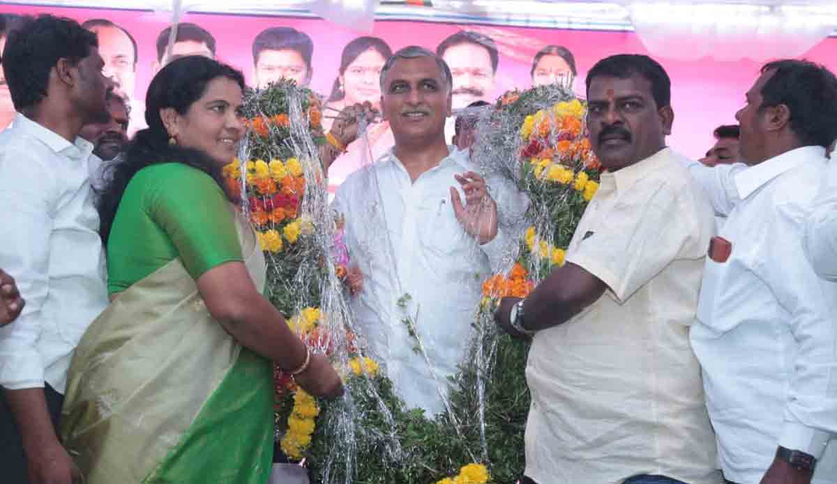 Prove TS collecting tax on LPG or quit by-poll race, Harish dares Eatala