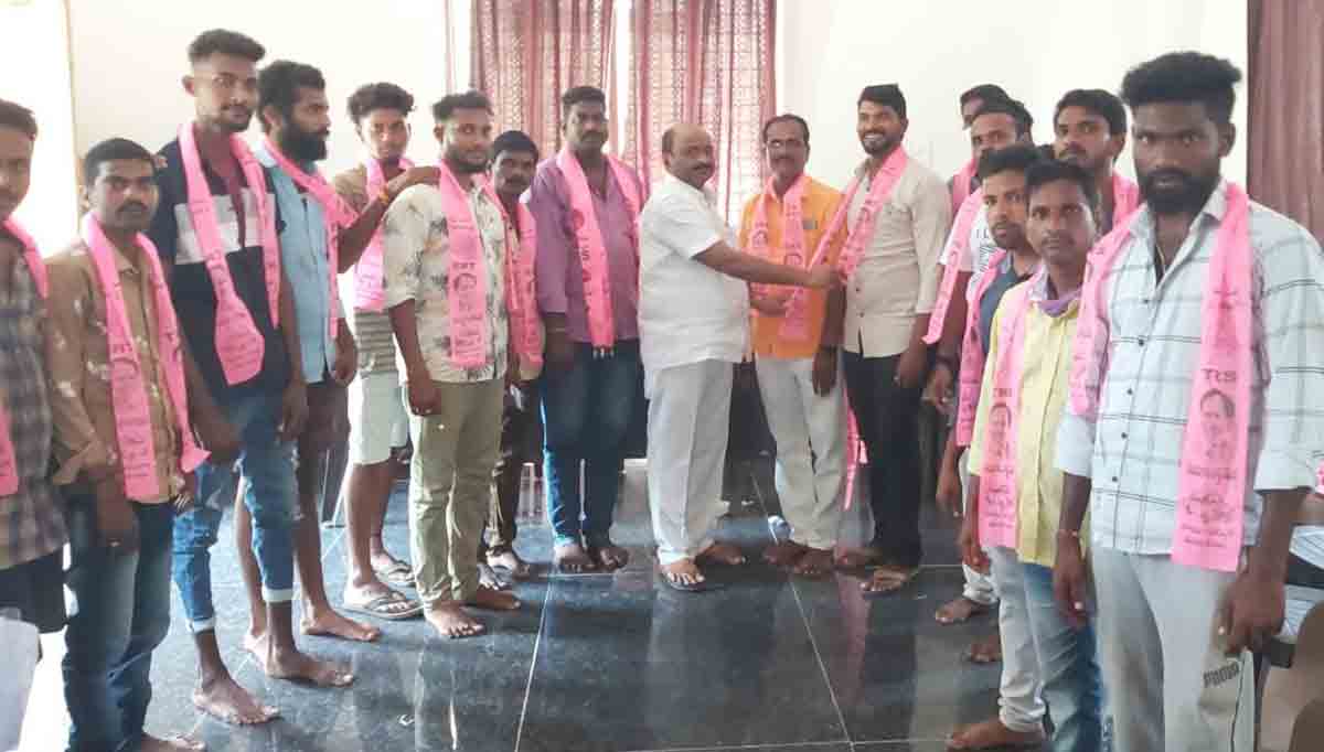 Scores of youth join TRS in Huzurabad