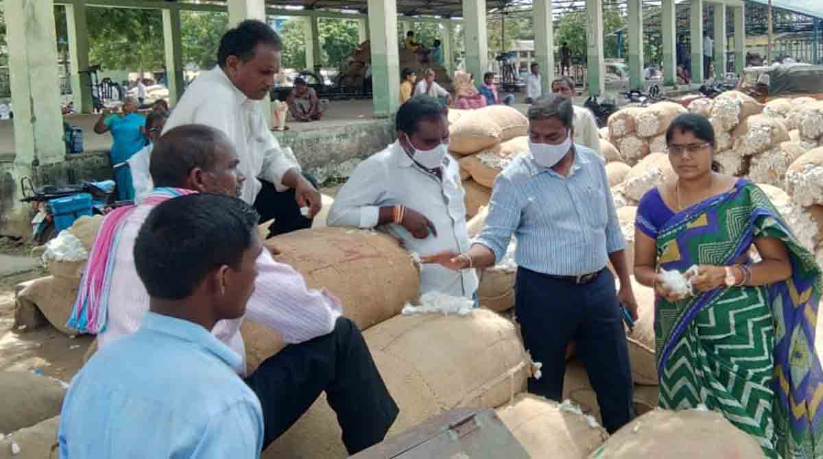 Cotton fetches record price in Khammam market