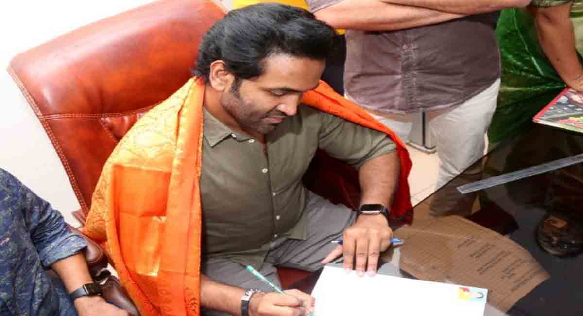Manchu Vishnu sworn in as MAA president
