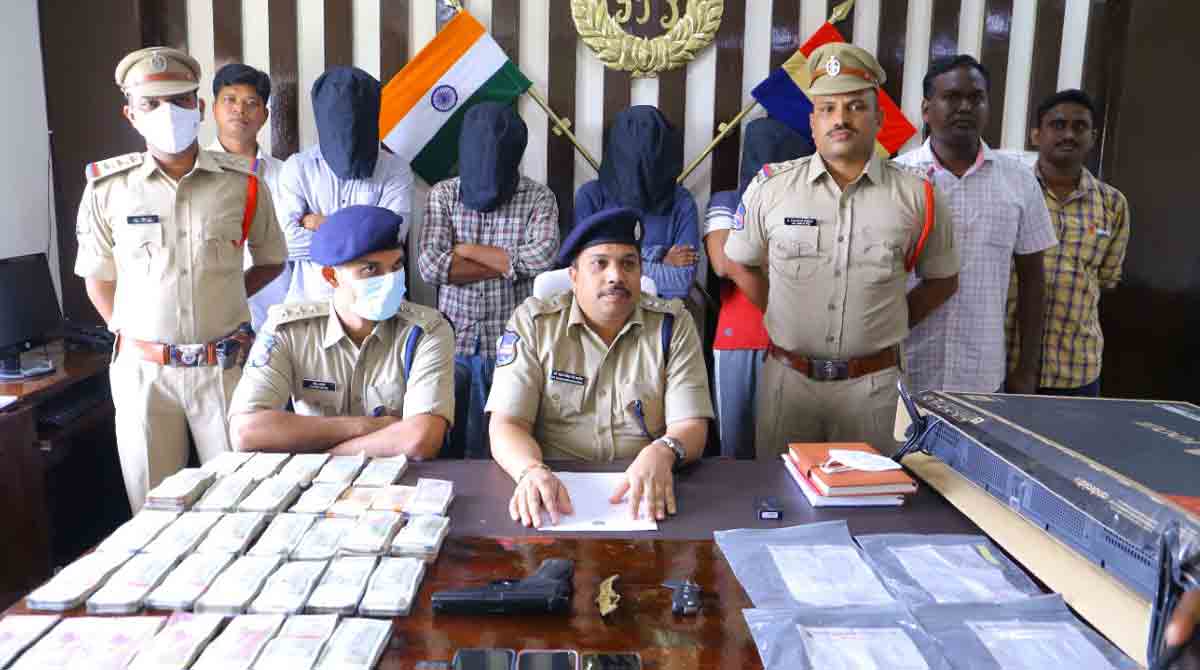 Fake Naxals gang busted, Rs 13.50 lakh cash recovered in Mulugu