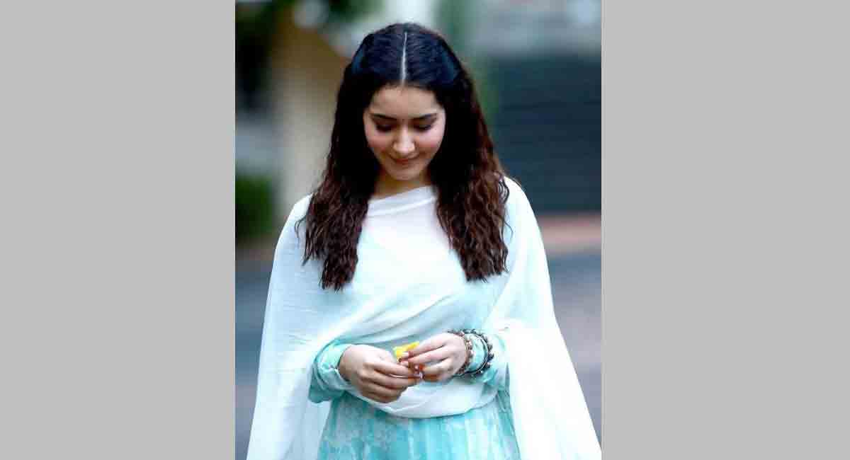 Who does Raashii Khanna think of and smile?