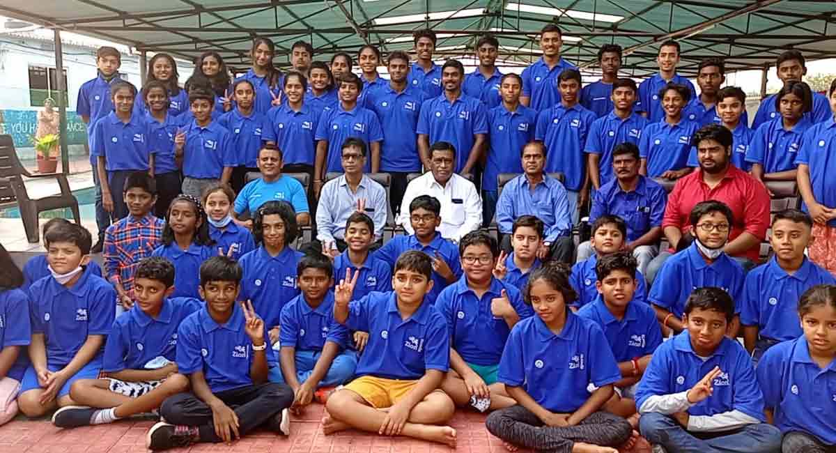 SATS chief encourages Telangana swimming team