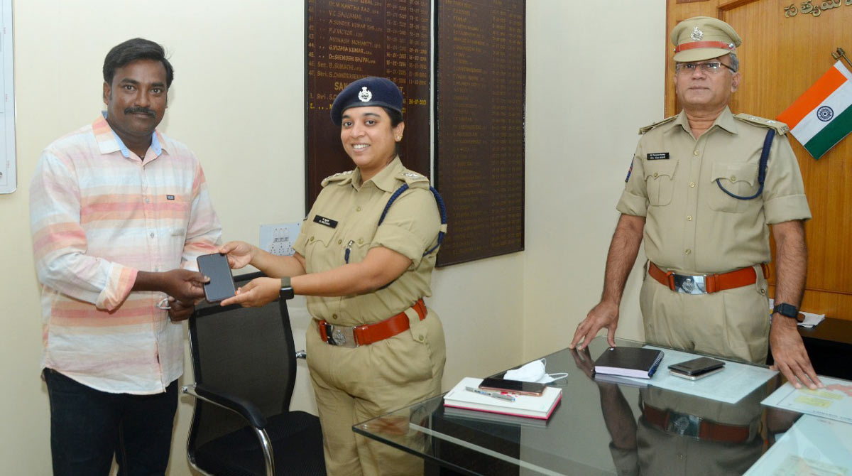 Report missing mobiles at Mee Seva: SP Raman Kumar