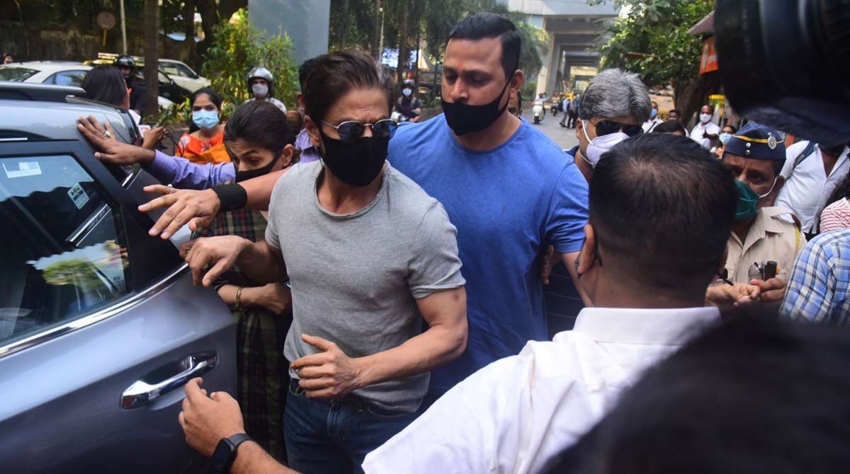 Shah Rukh Khan goes to fetch Aryan Khan from jail on bail