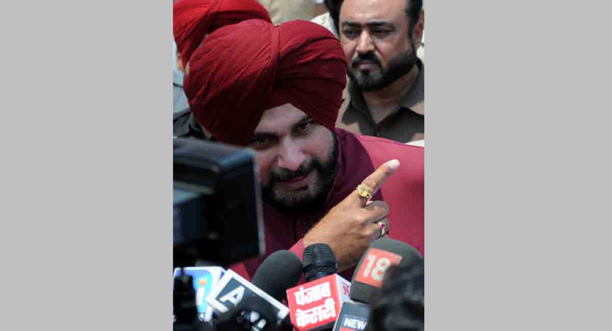 Sidhu meets Rahul Gandhi, withdraws resignation as Punjab Cong president