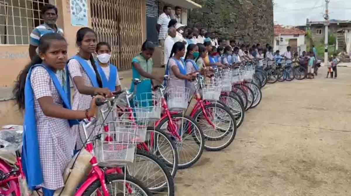 TRS leader donates 30 cycles to students in Sanagreddy