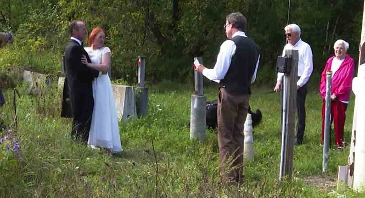 Couple take vows at Canada-US border so bride’s parents from Canada can attend