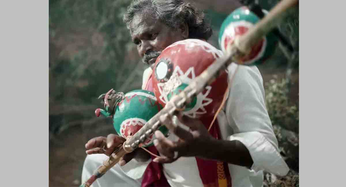 ‘Bheemla Nayak’ composer Thaman felicitates folk singer Mogulaiah