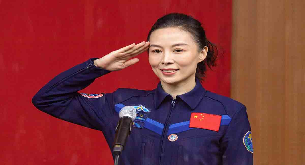 Chinese woman walks in space, scripts history