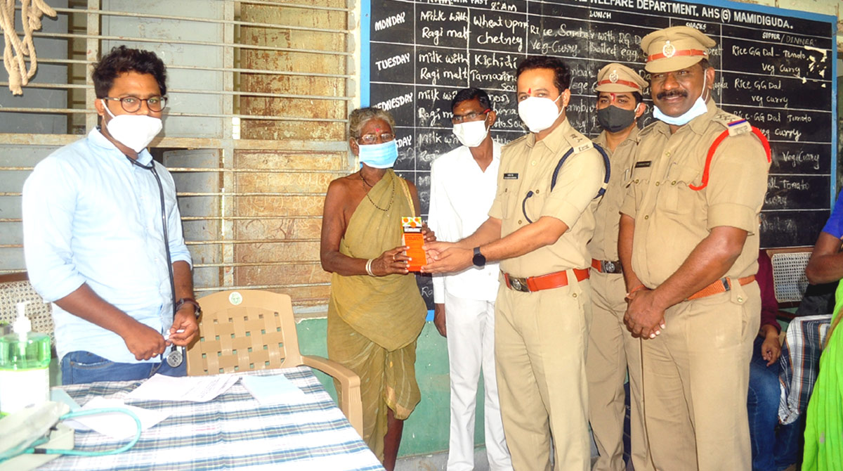 600 tribals benefit from medical camp organised by cops in Adilabad