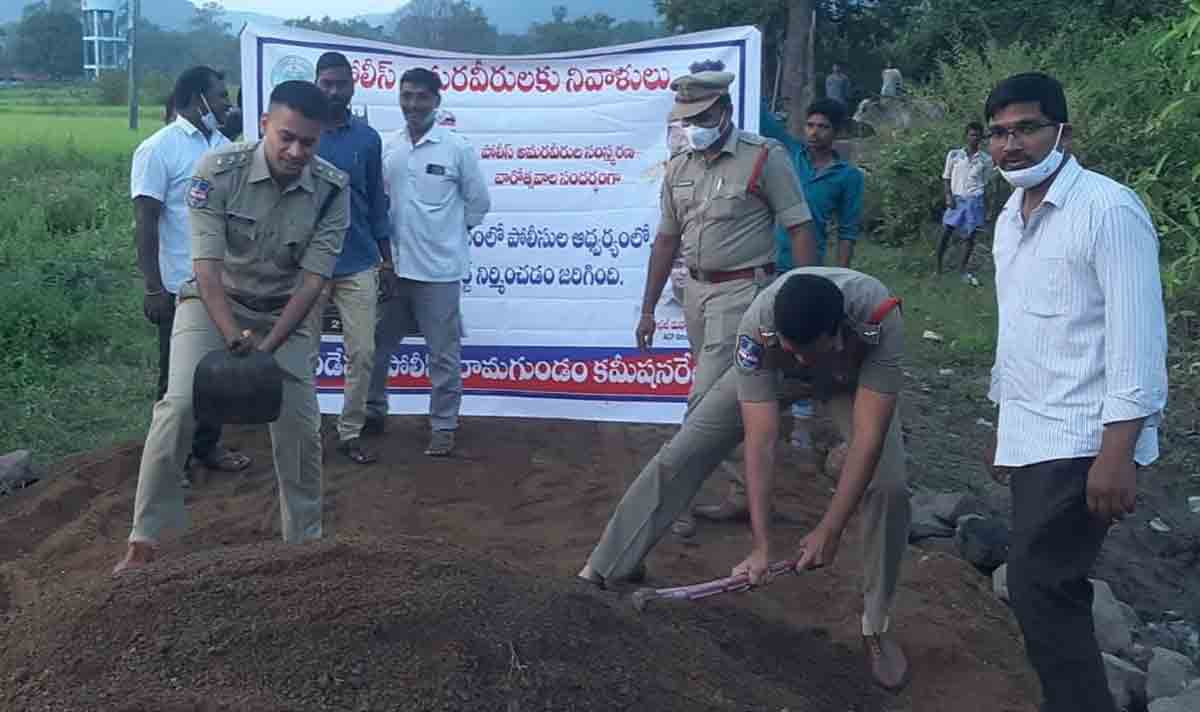 Mancherial: Police construct culvert for tribals