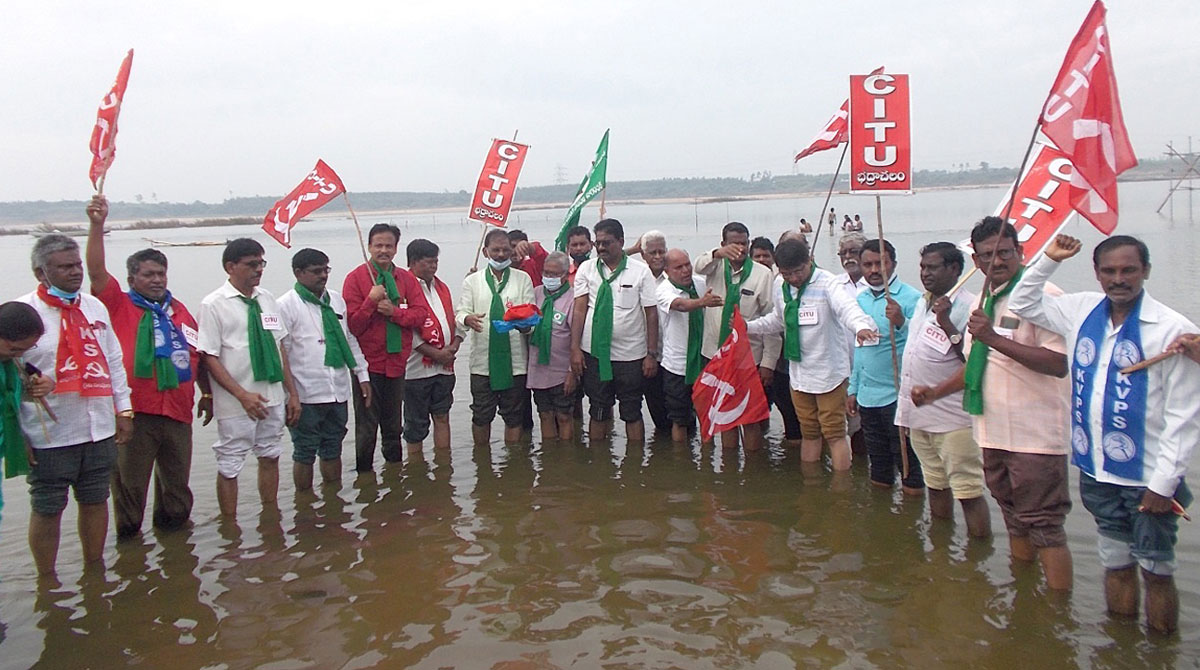 Kothagudem: Ashes of Lakhimpur victims immersed in Godavari