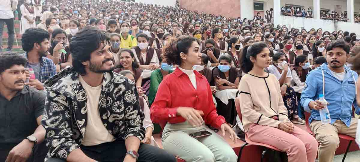 Anand Devarakonda and team greets VVIT students in Guntur