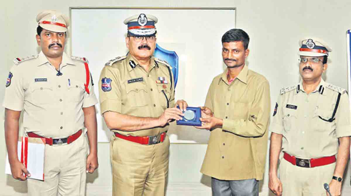 Hyderabad: Auto driver thwarts child abuse, felicitated