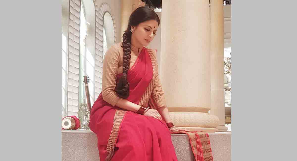 Bhagyashree’s dramatic pic from the sets of ‘Radhe Shyam’