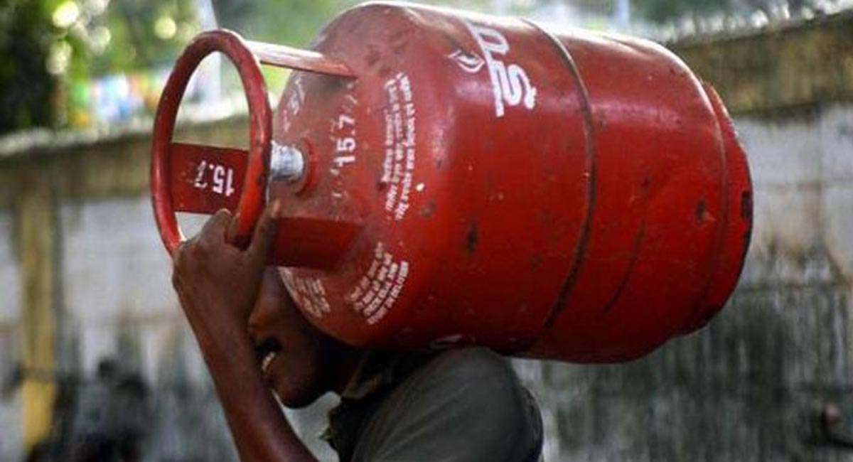Commercial LPG cylinder price hiked by Rs 266