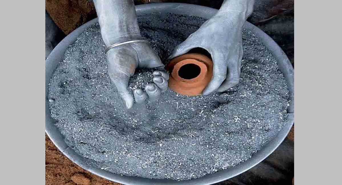 400-year-old method of making firecrackers with clay revived